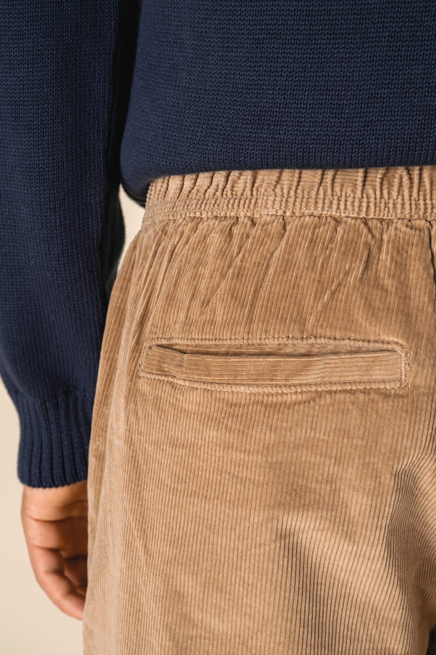 Short écoresponsable en velours côtelé homme en situation