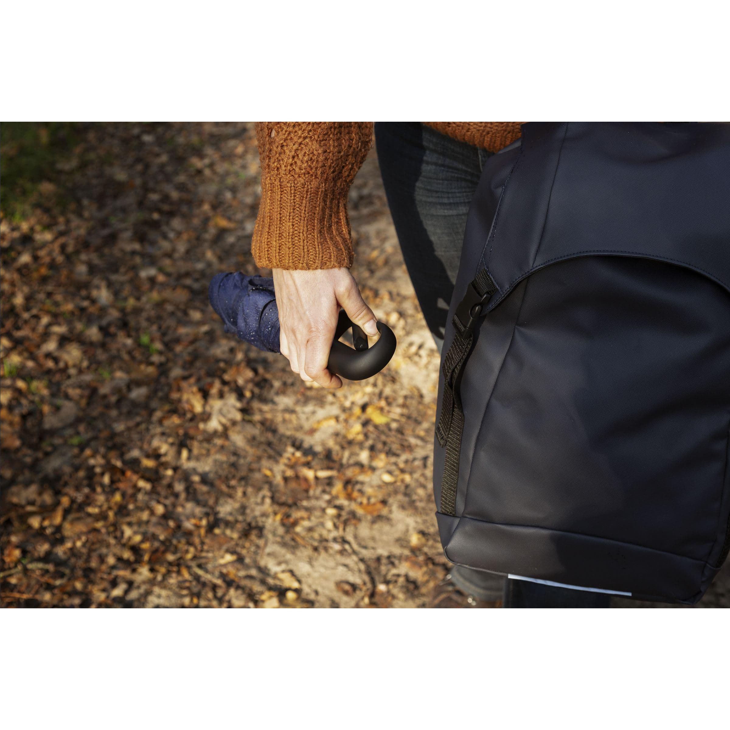 Parapluie pliable Carabiner RCS RPET 21 pouces en situation