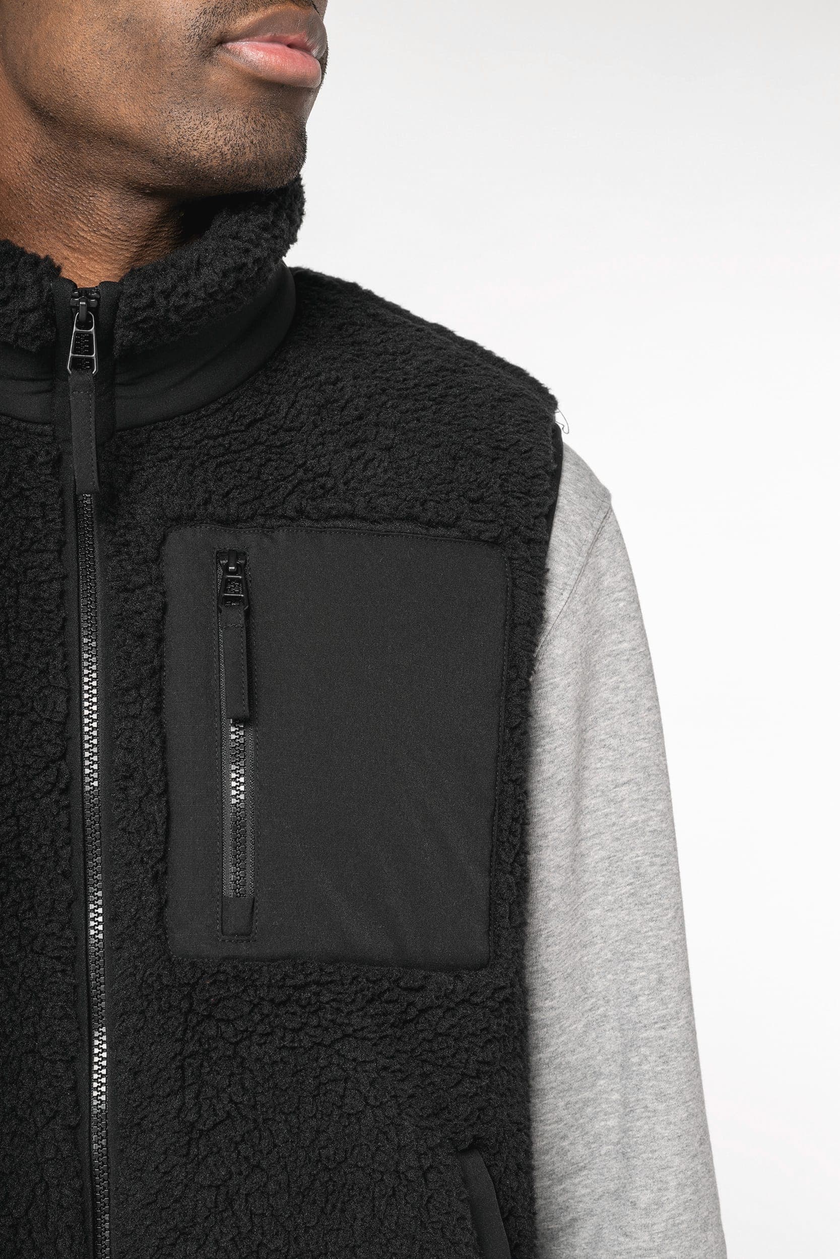 Bodywarmer écoresponsable en sherpa unisexe en situation