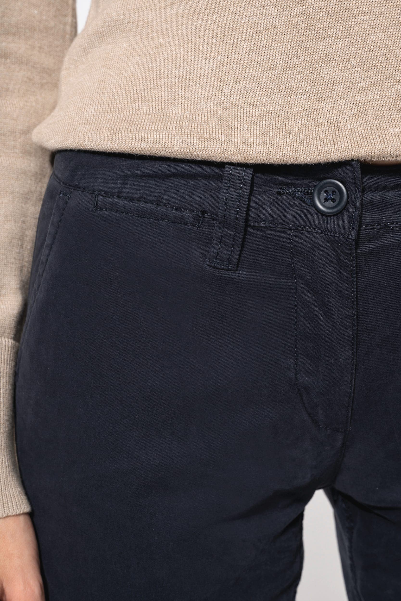 Pantalon chino femme en situation