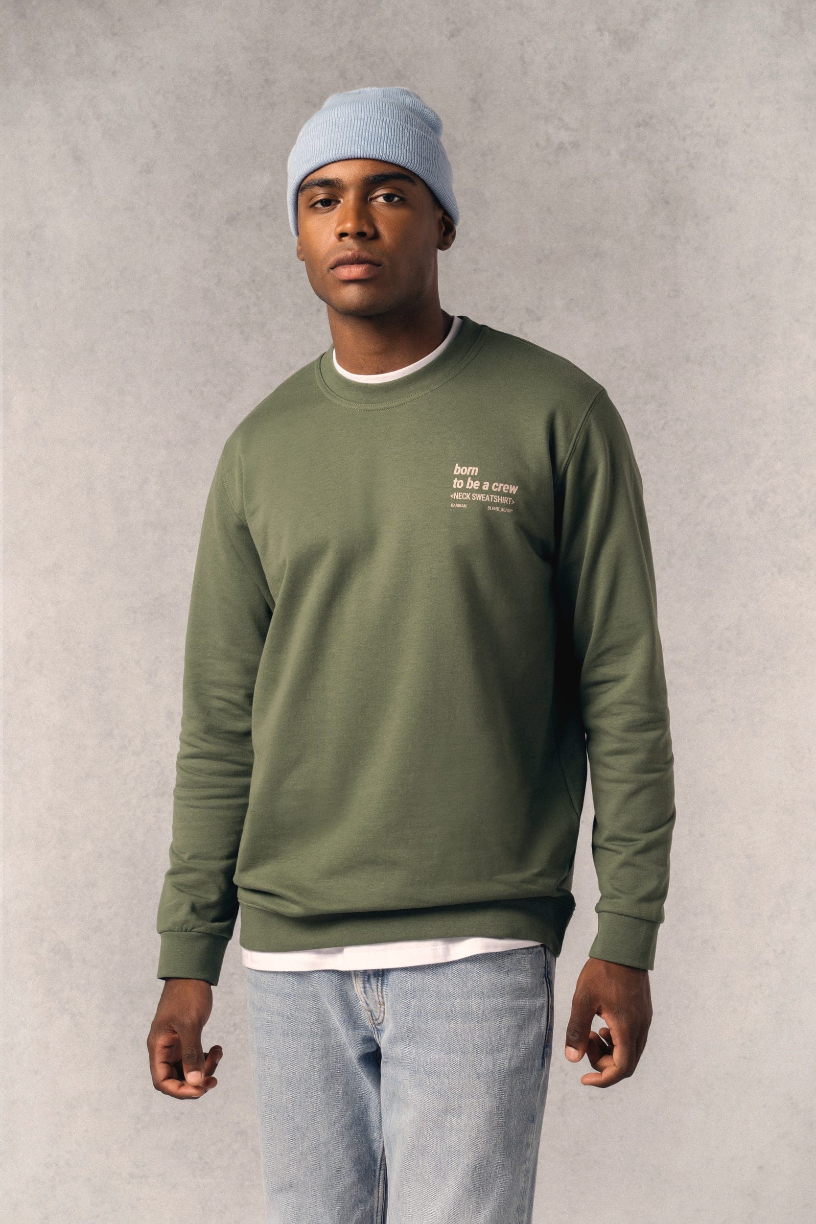 Sweat-shirt recyclé col rond unisexe en situation