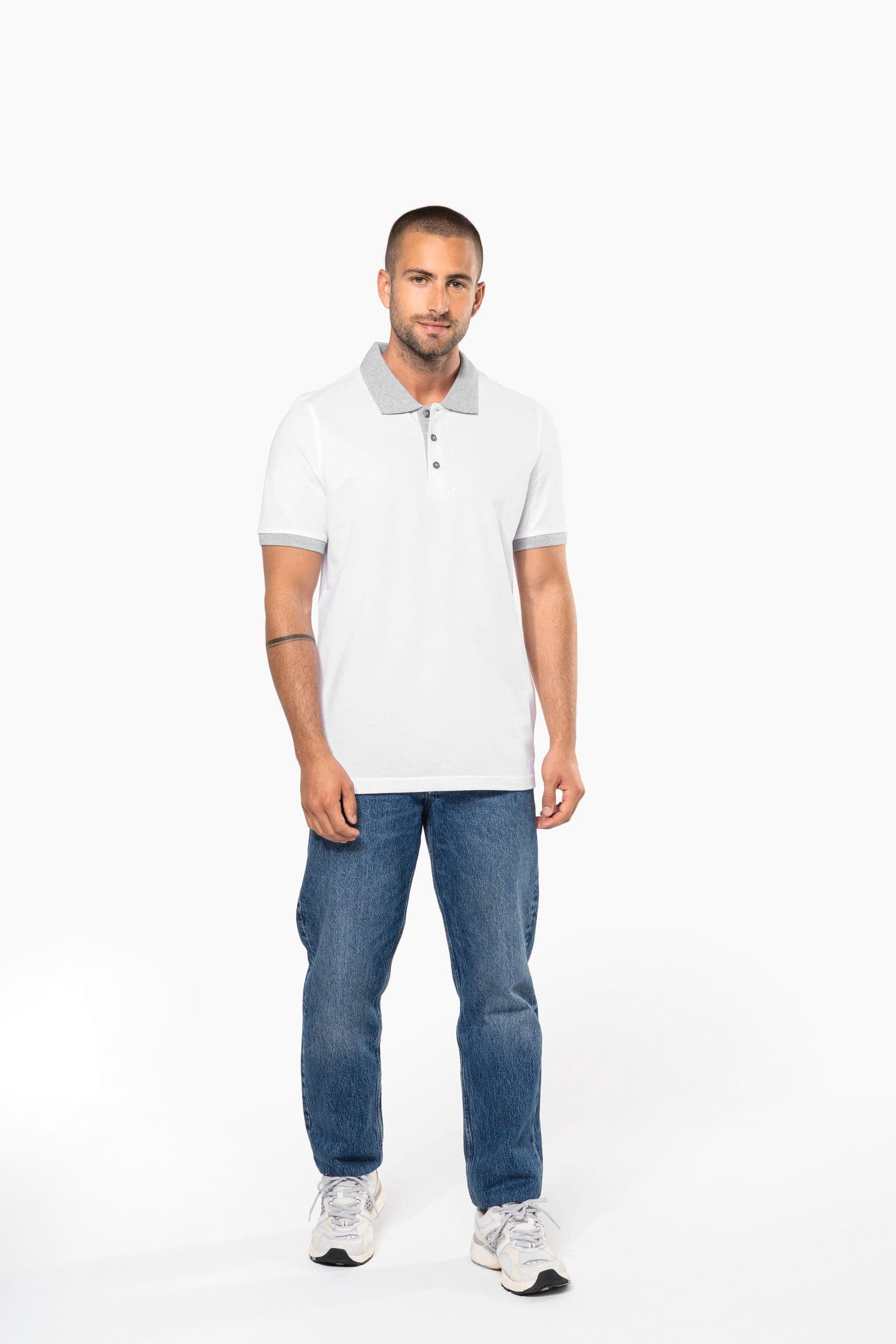 Polo piqué bicolore homme en situation