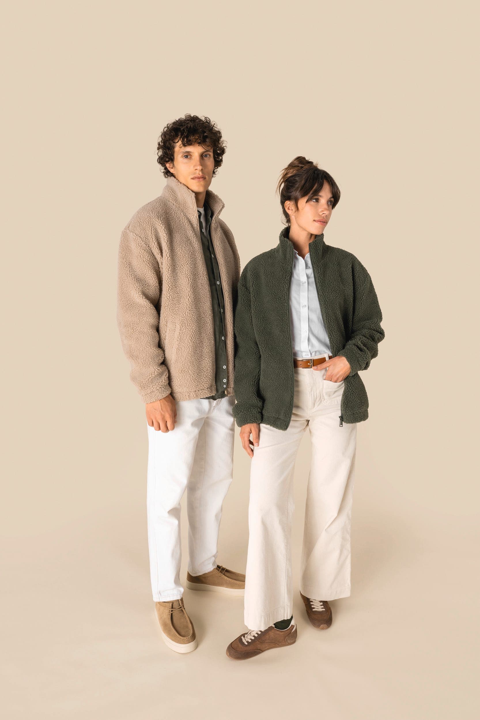 Sweat-shirt zippé à épaules tombantes en sherpa unisexe en situation