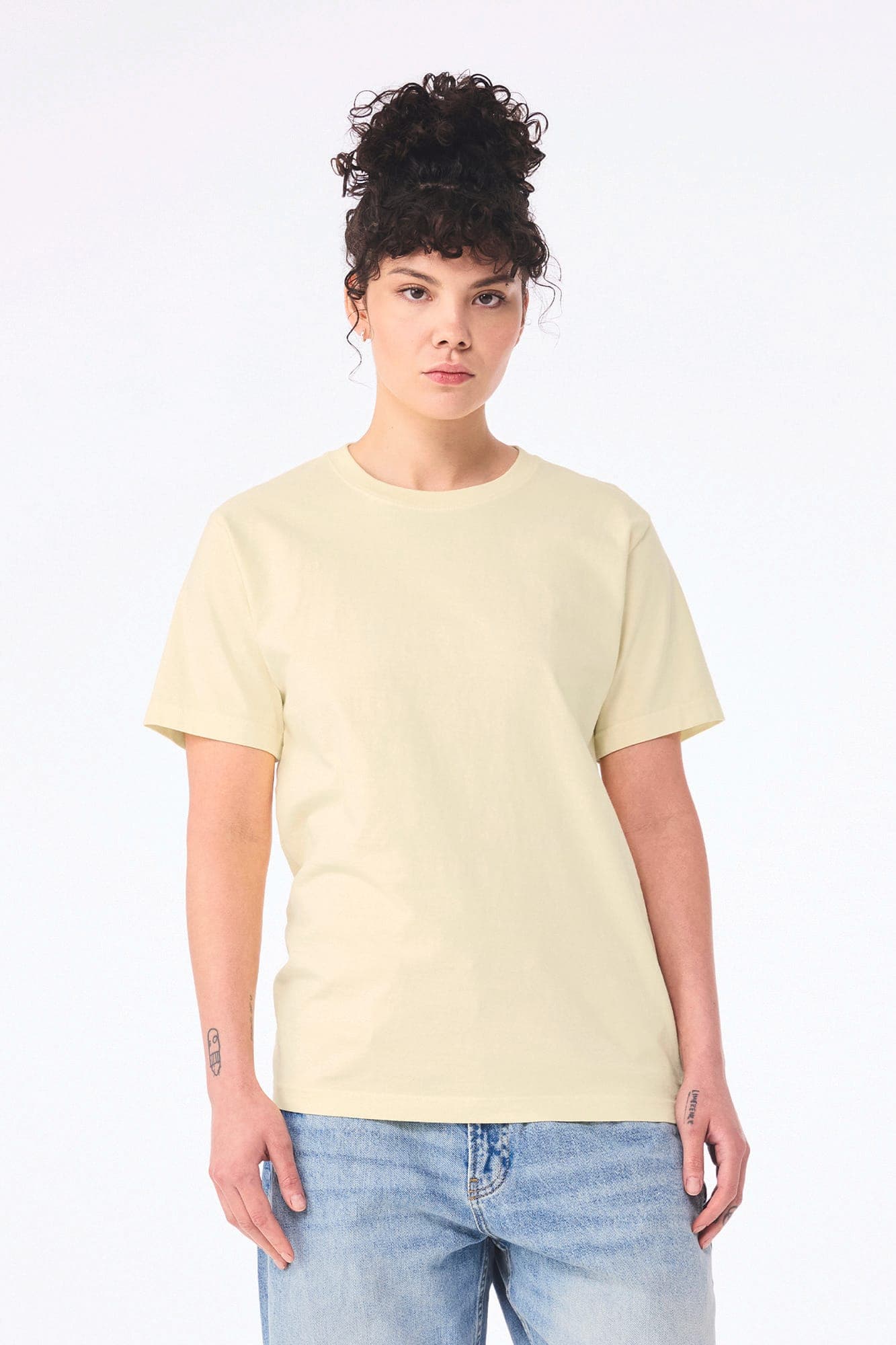 T-shirt délavé épais unisexe en situation
