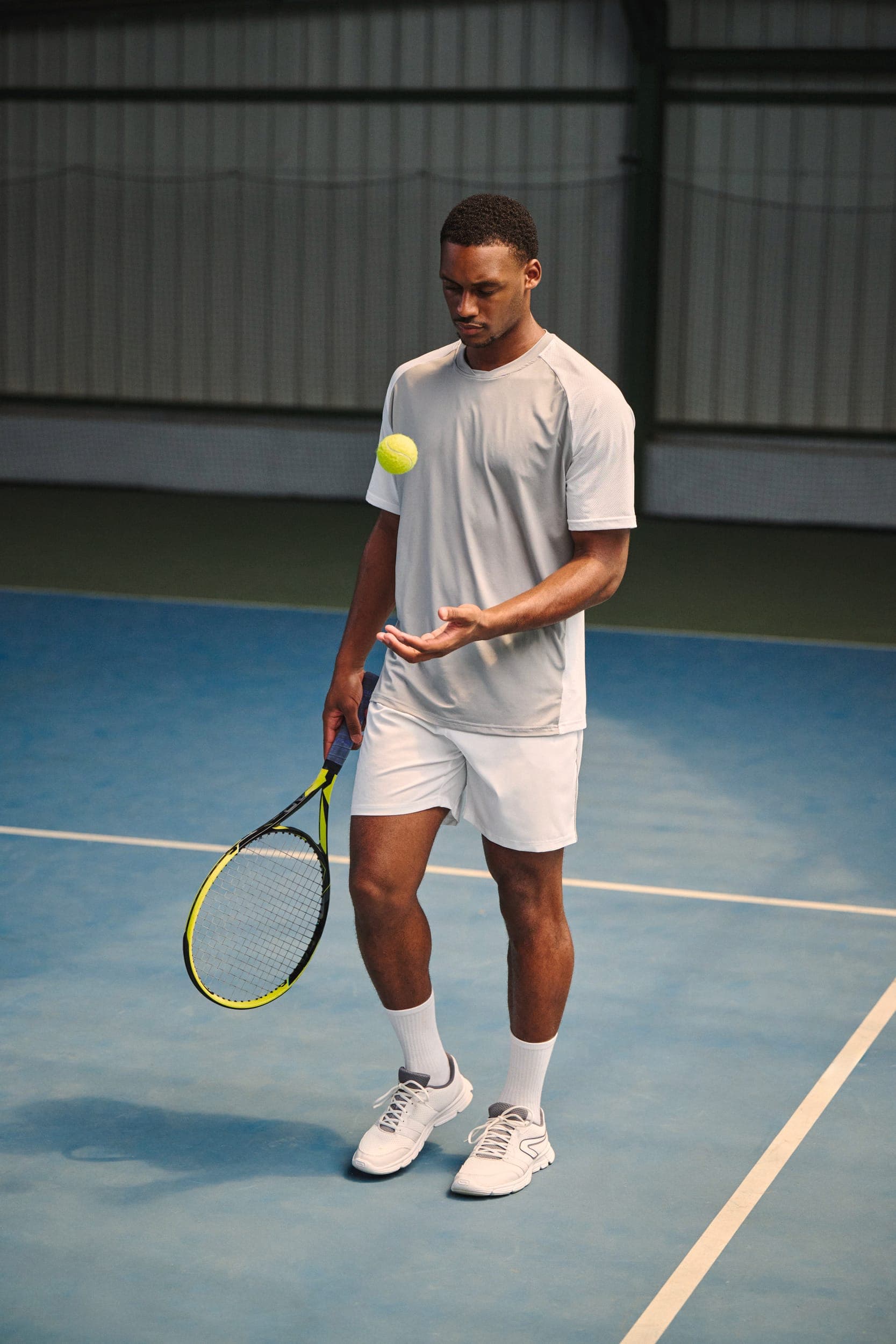 T-shirt de padel bicolore à manches raglan homme en situation