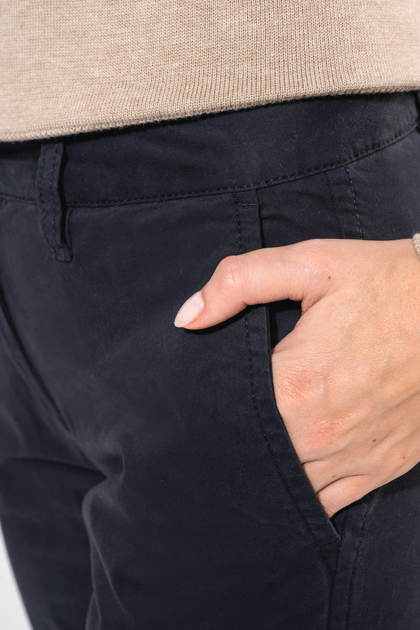 Pantalon chino femme en situation