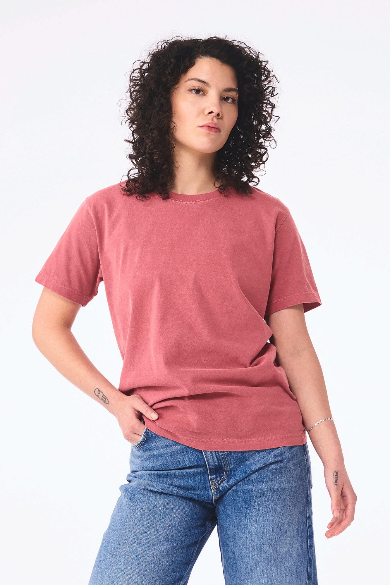T-shirt délavé épais unisexe en situation