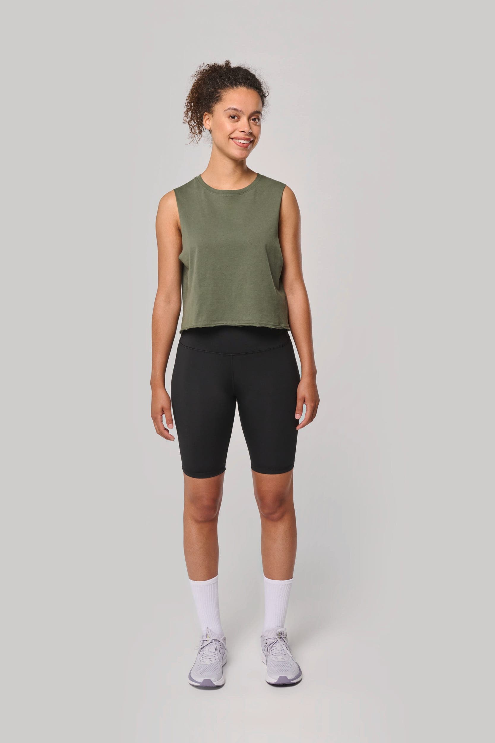 T-shirt crop sans manches femme en situation