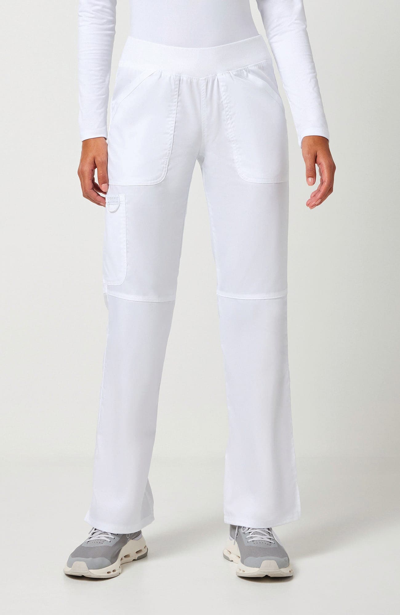 Pantalon cargo à taille moyenne à enfiler femme en situation