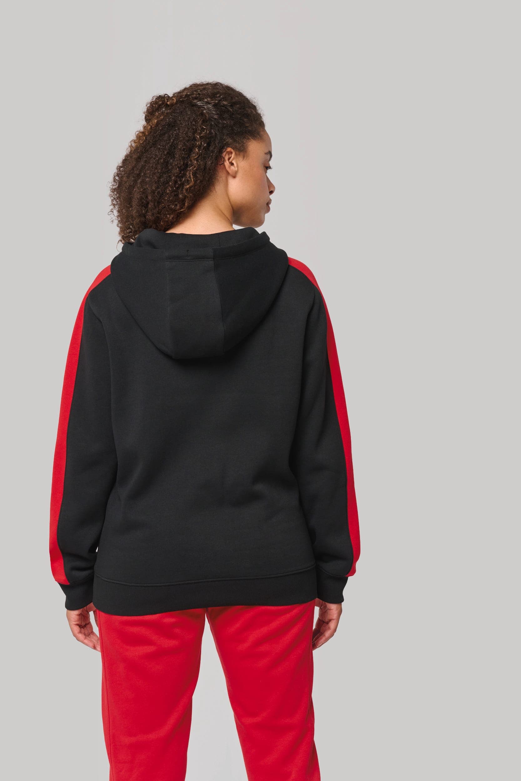 Sweat-shirt à capuche teamwear bicolore unisexe en situation