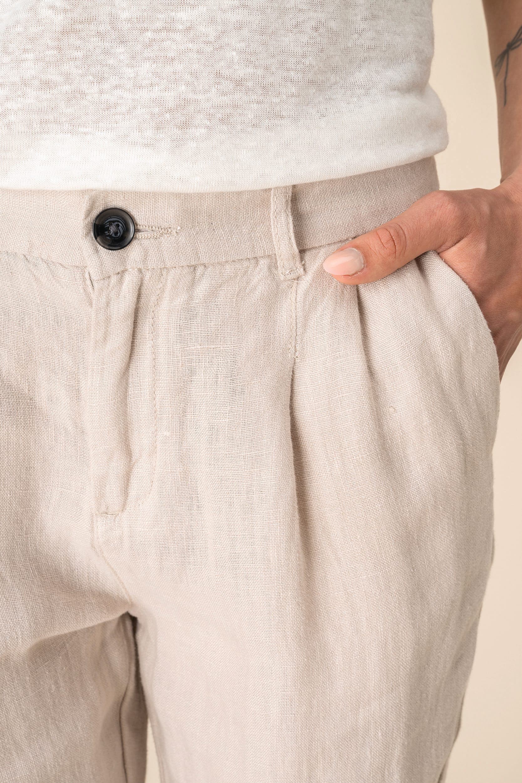 Pantalon en lin femme en situation