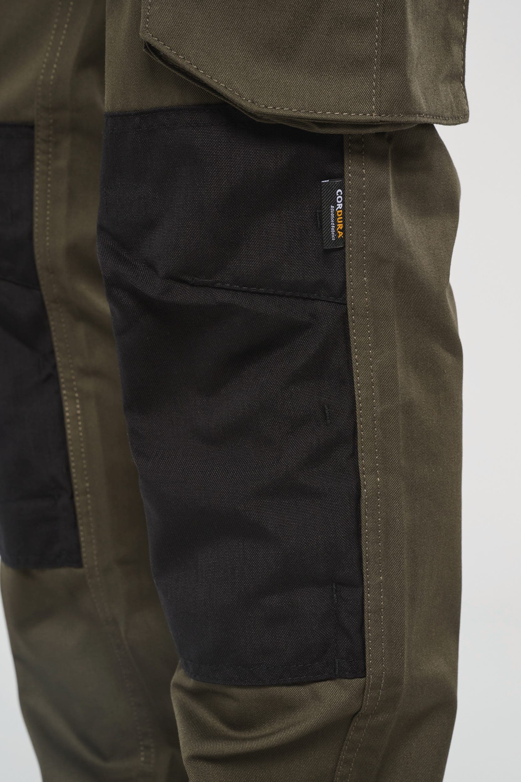 Pantalon de travail bicolore homme en situation