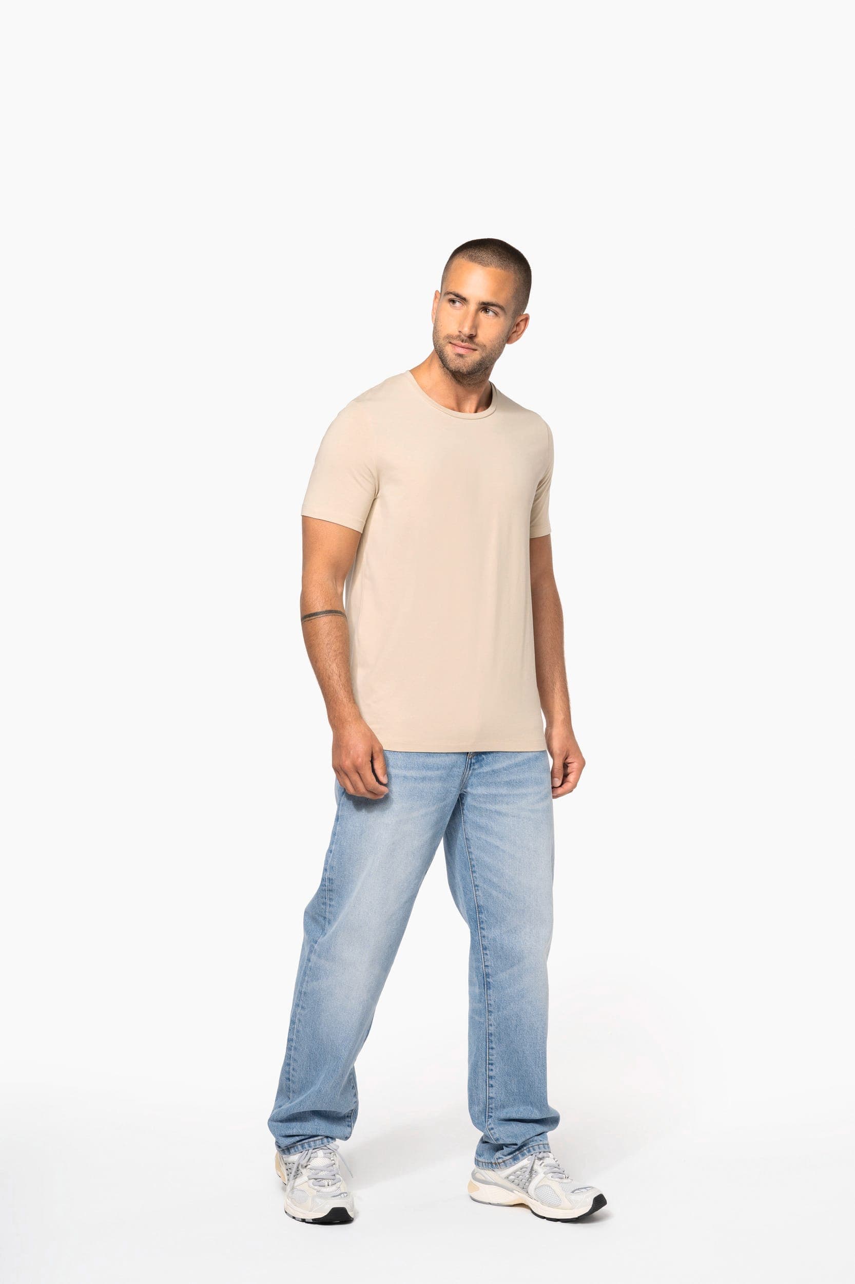 T-shirt col rond manches courtes homme en situation