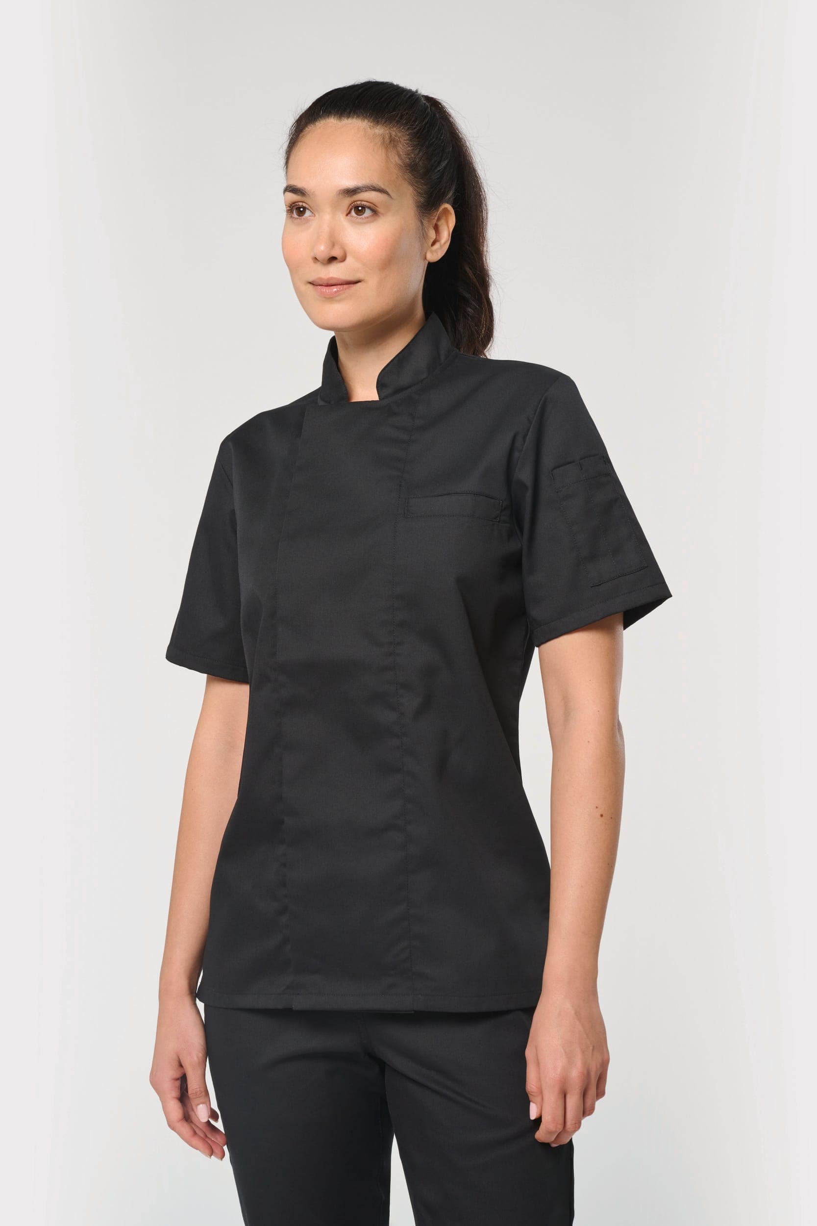 Veste de cuisine écoresponsable et respirante manches courtes unisexe en situation