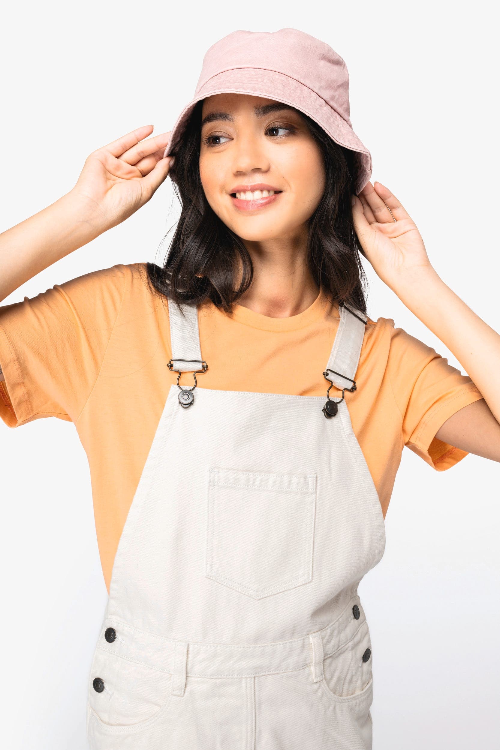 Robe salopette écoresponsable femme en situation