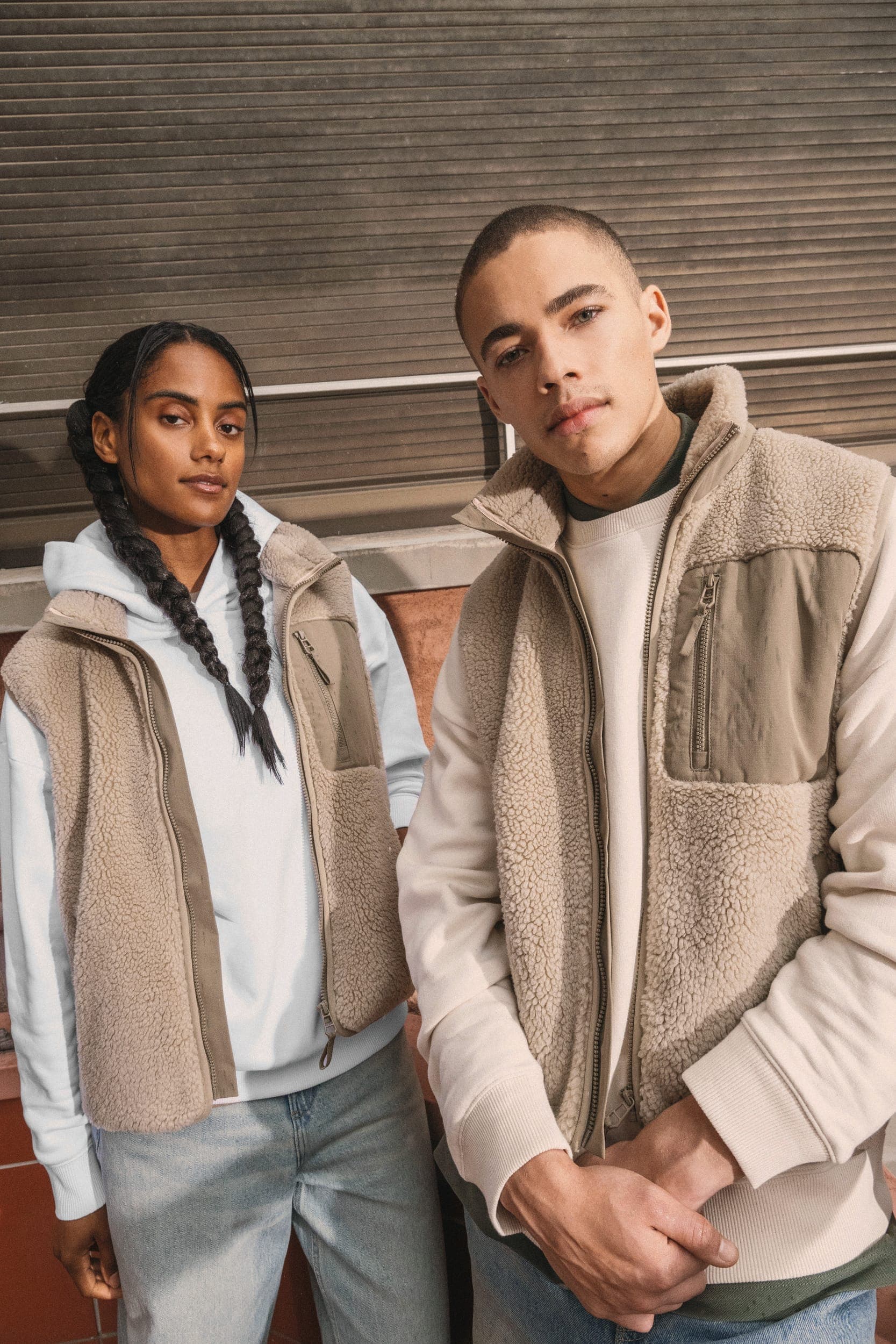 Bodywarmer écoresponsable en sherpa unisexe en situation