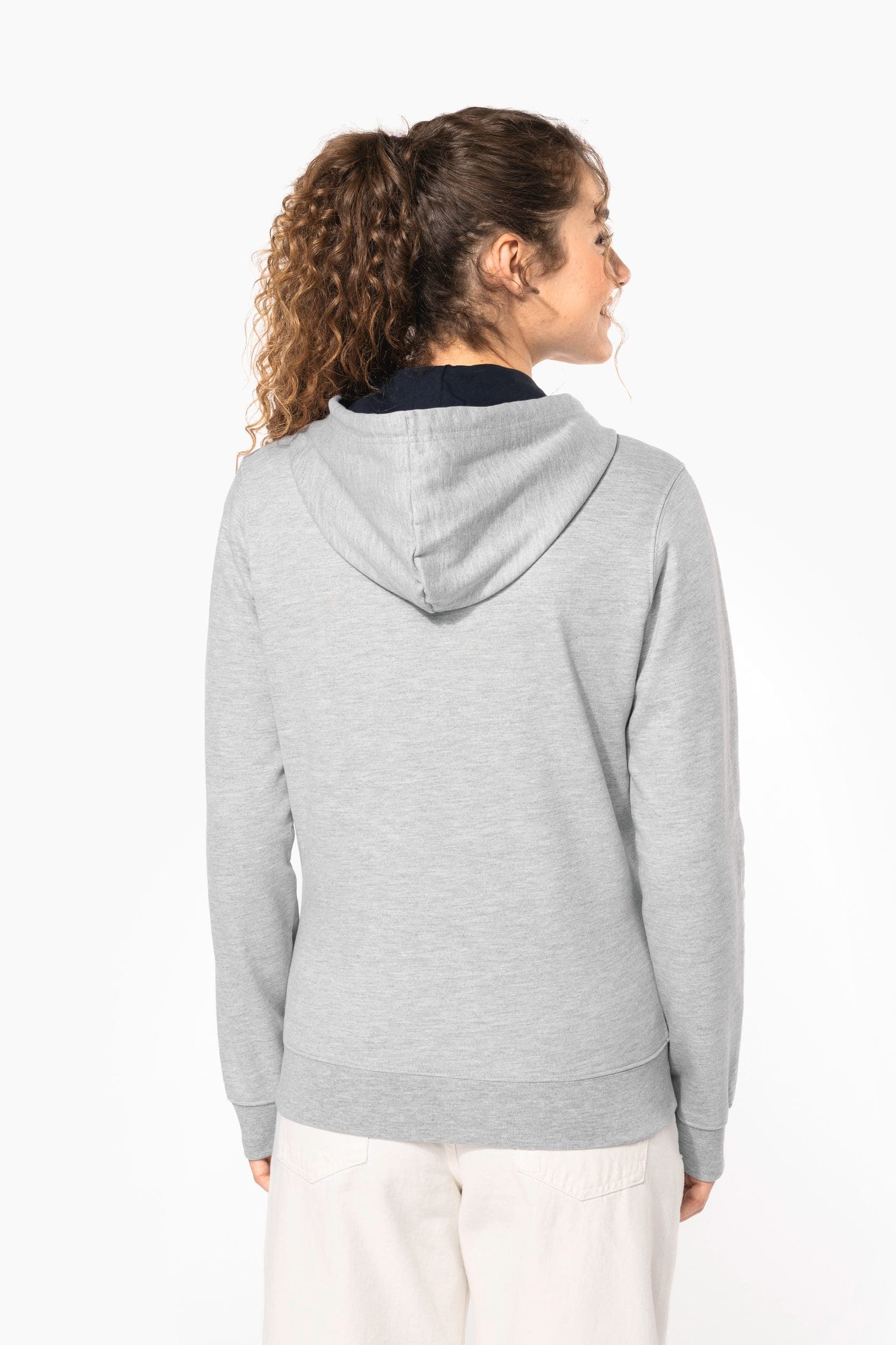 Sweat-shirt zippé capuche contrastée femme en situation