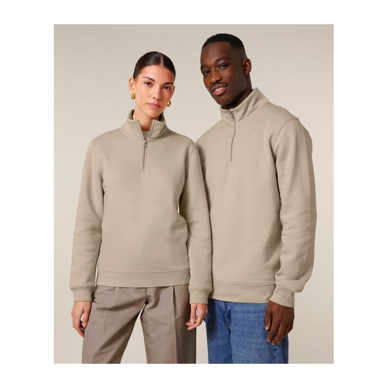 Trucker 2.0 unisex quarter zip sweatshirt coloris Gris poussière désert