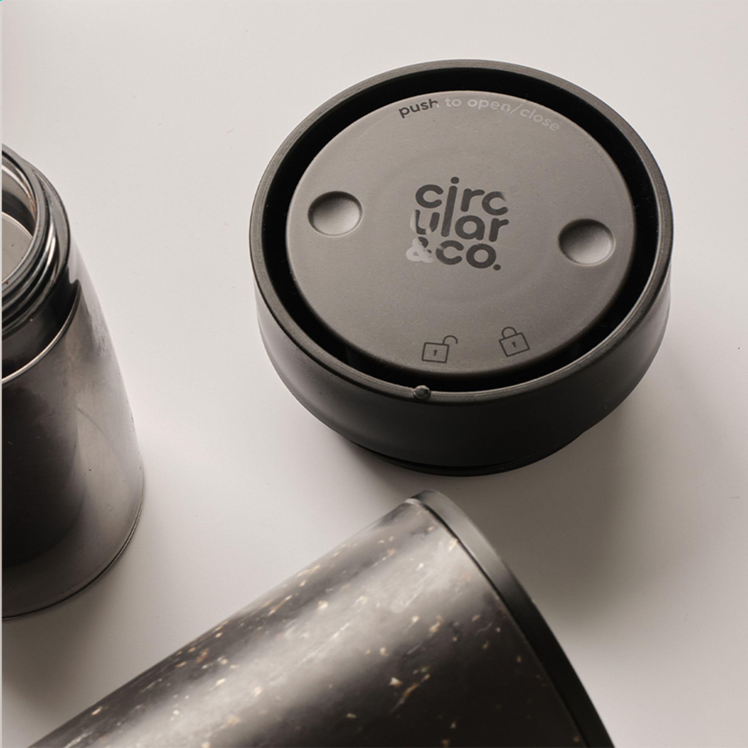 Mug Circular&Co café recyclé 227 ml en situation