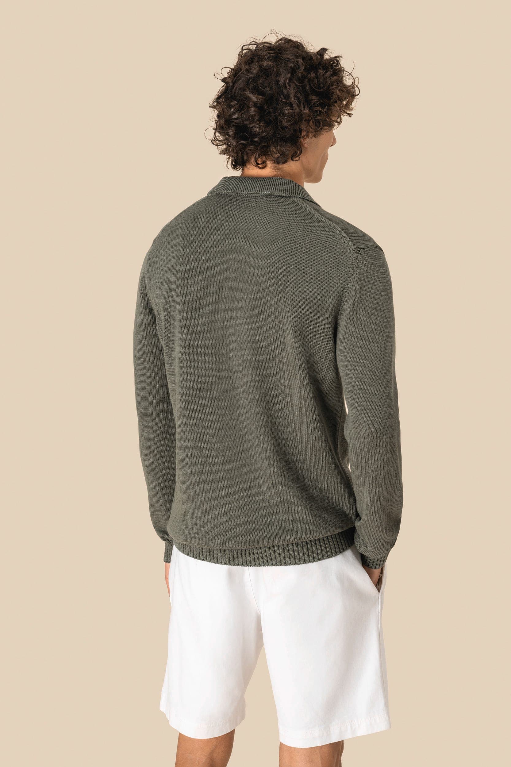 Pull homme à col polo en situation