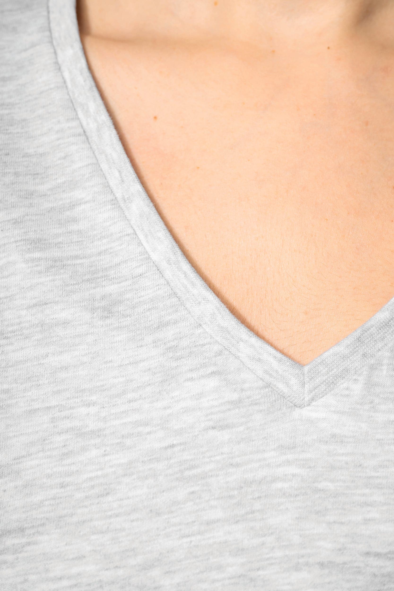 T-shirt BIO150 col V femme en situation