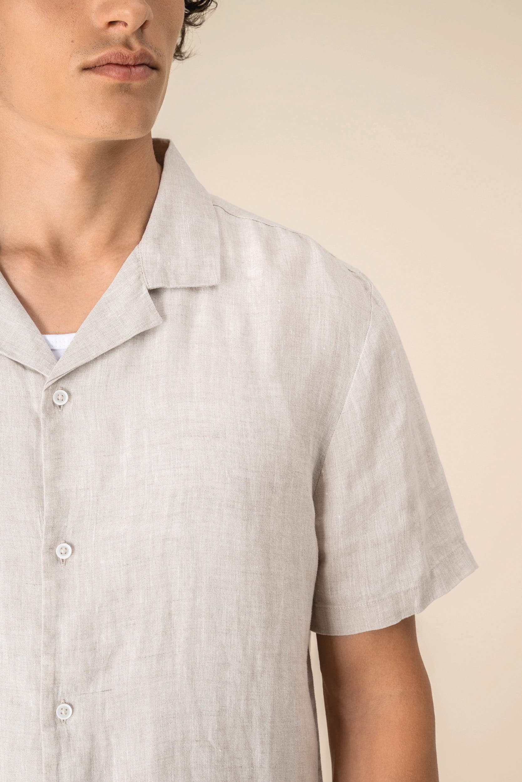 Chemise à col bowling en lin homme en situation