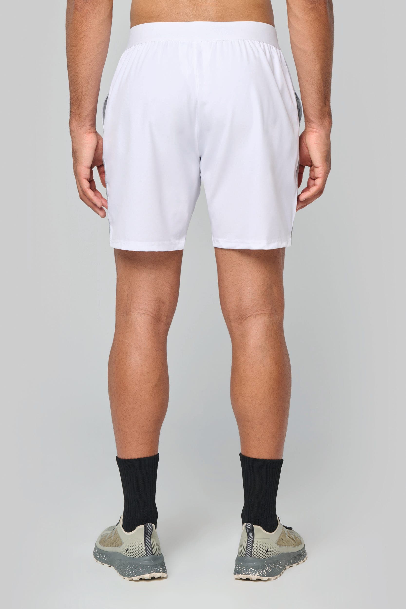 Short de padel bicolore homme en situation