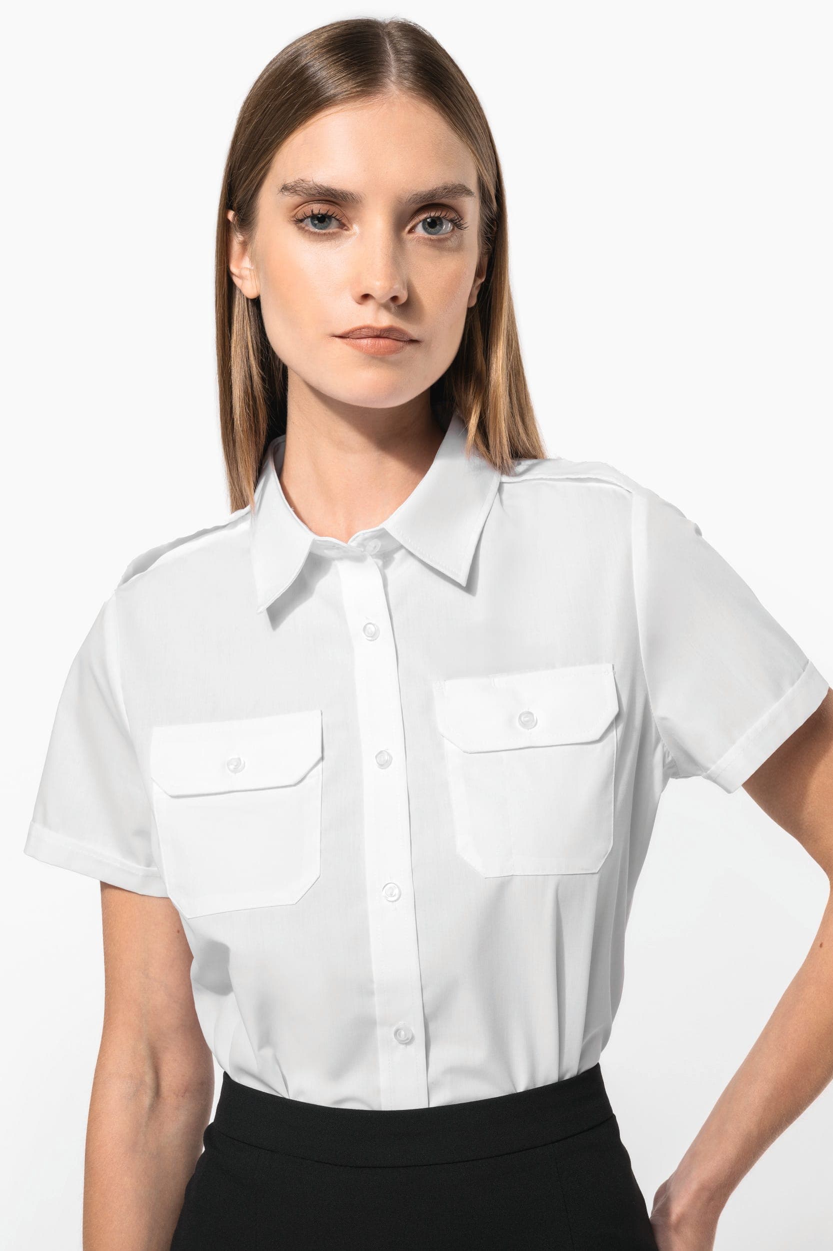 Chemise pilote manches courtes femme en situation