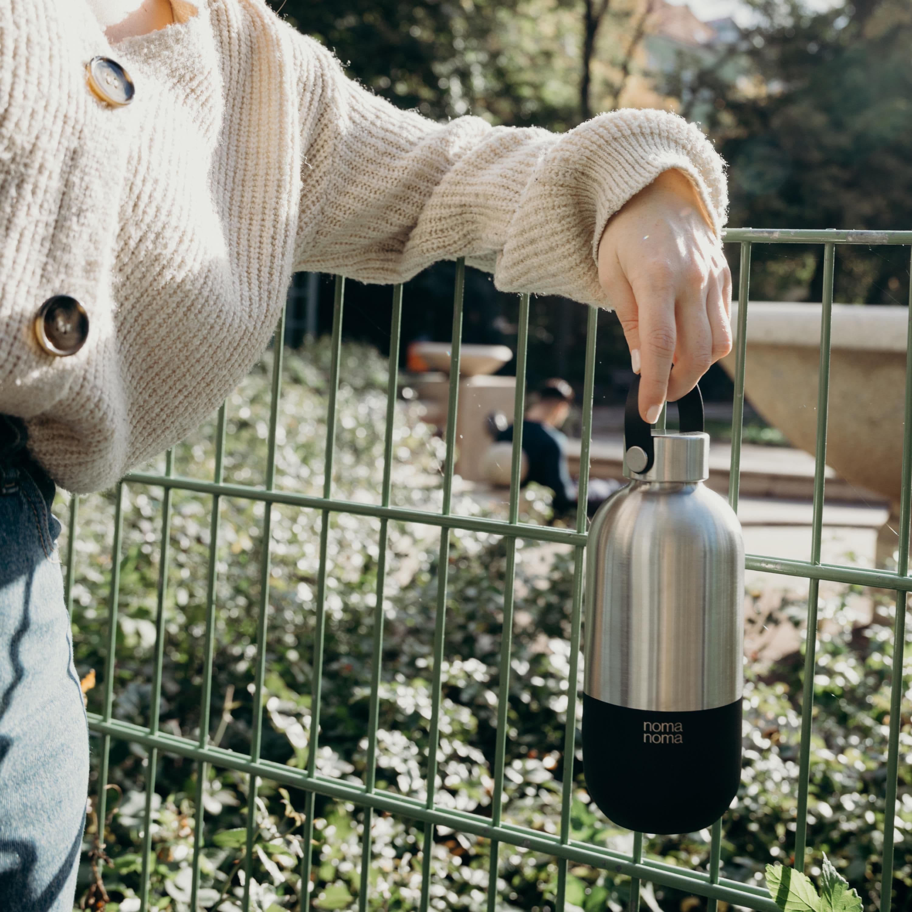 Bouteille thermos en acier recyclé Noma 750 ml en situation