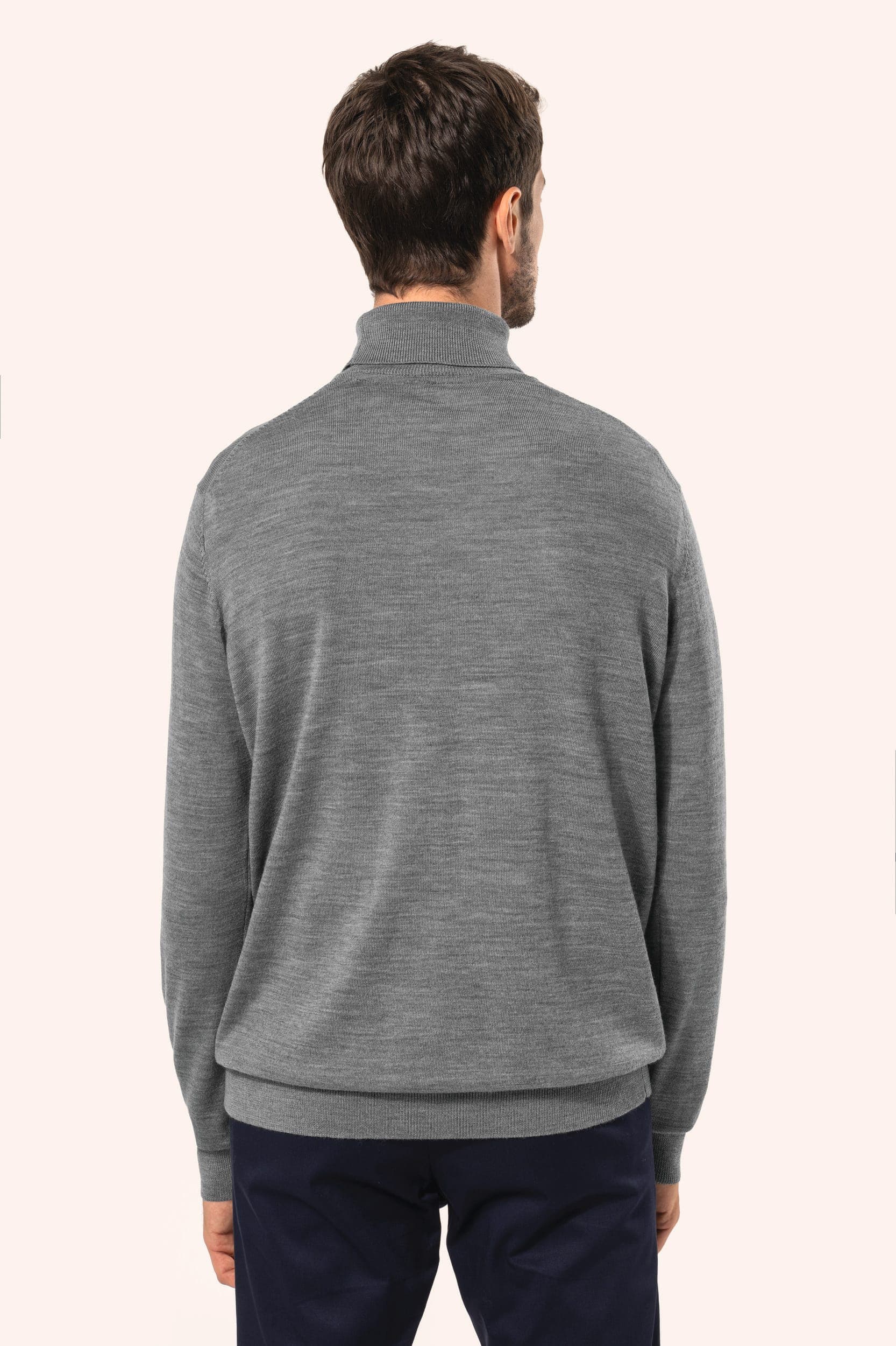 Pull Mérinos col roulé homme en situation