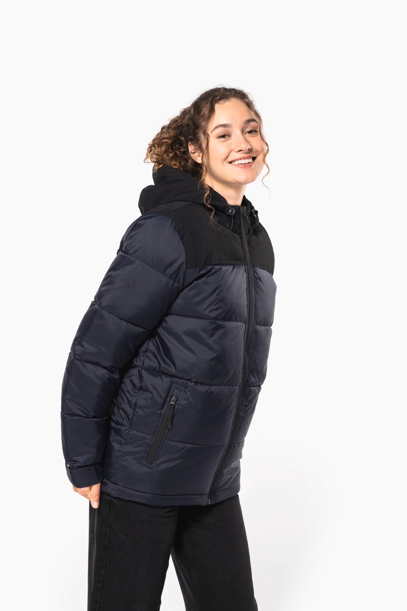 Parka matelassée à capuche bi-ton unisexe en situation