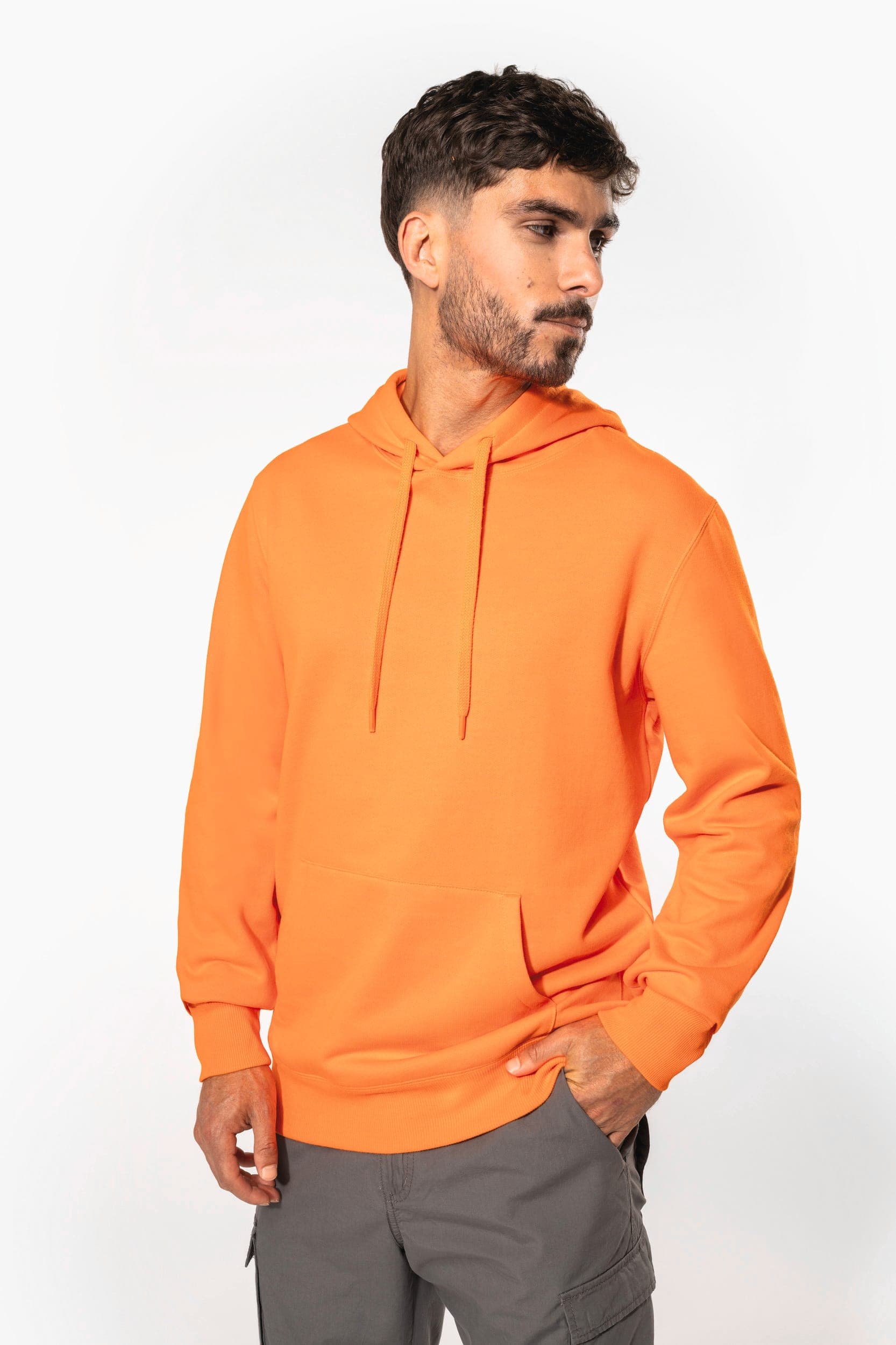 Sweat-shirt recyclé à capuche unisexe en situation