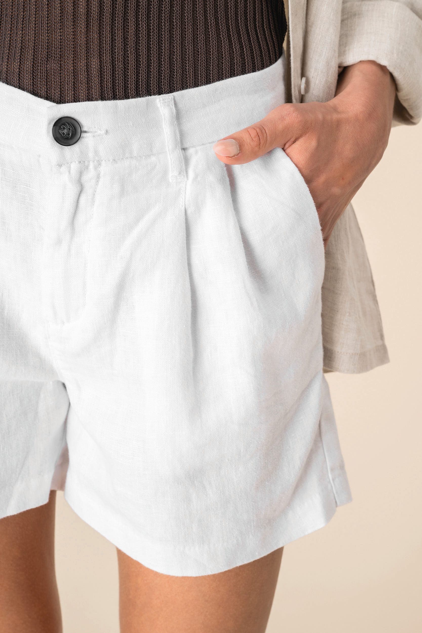 Short en lin femme en situation
