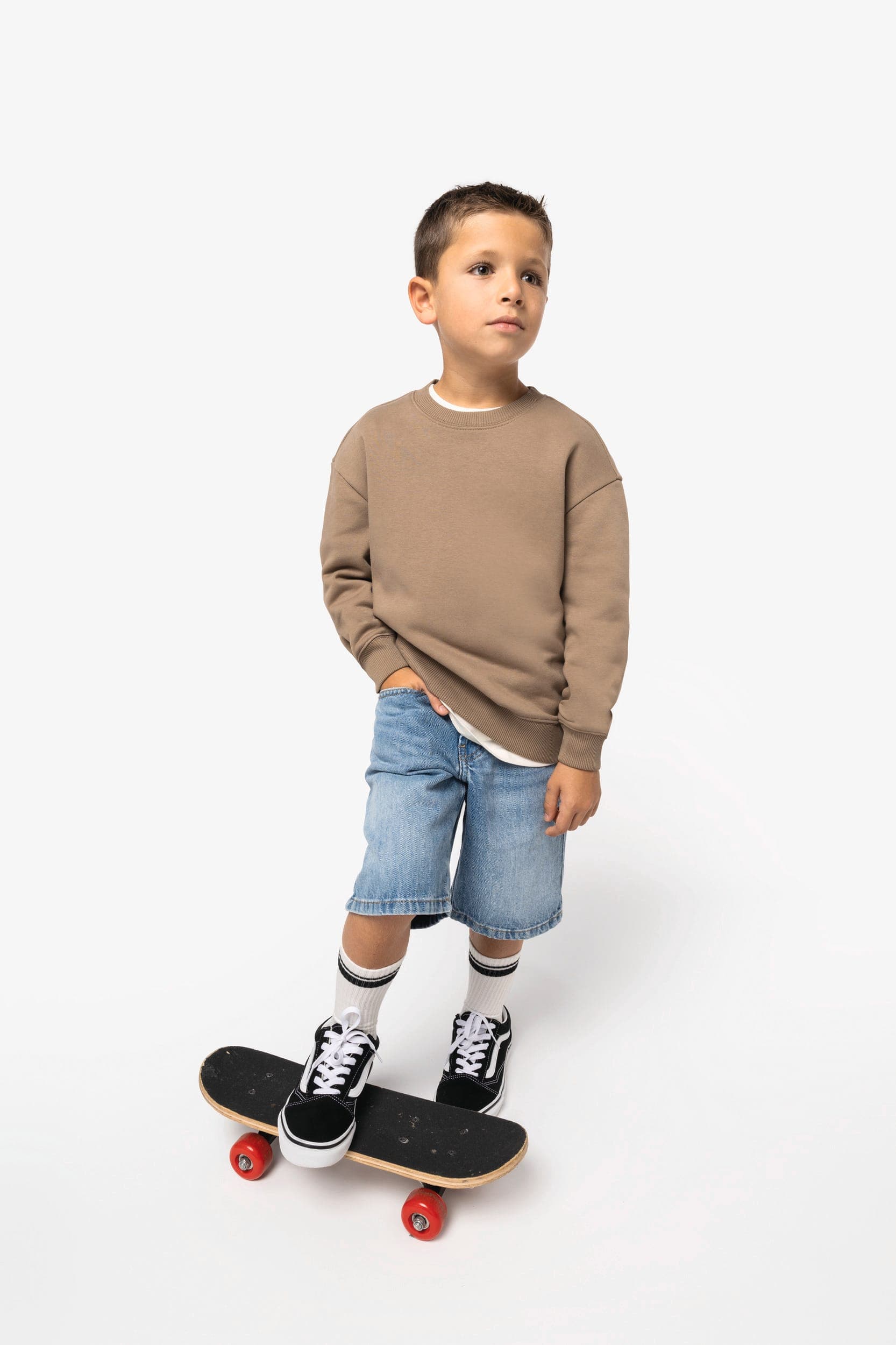 Sweat-shirt écoresponsable à col rond oversize enfant en situation