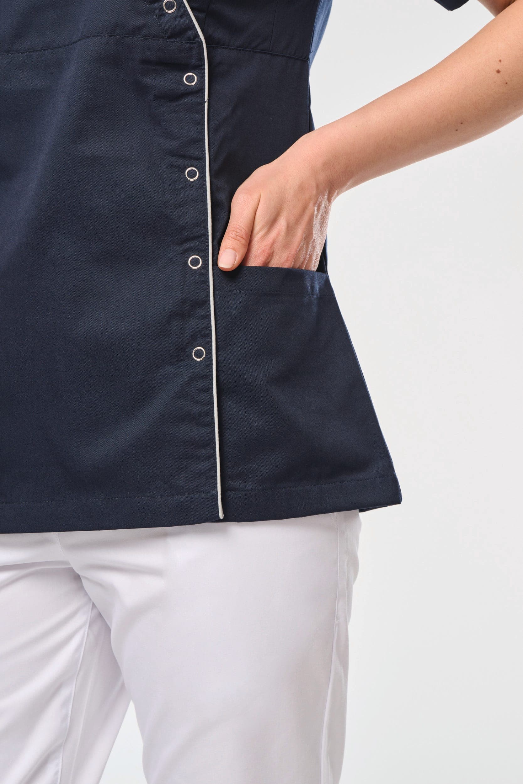 Blouse polycoton avec boutons-pression femme en situation