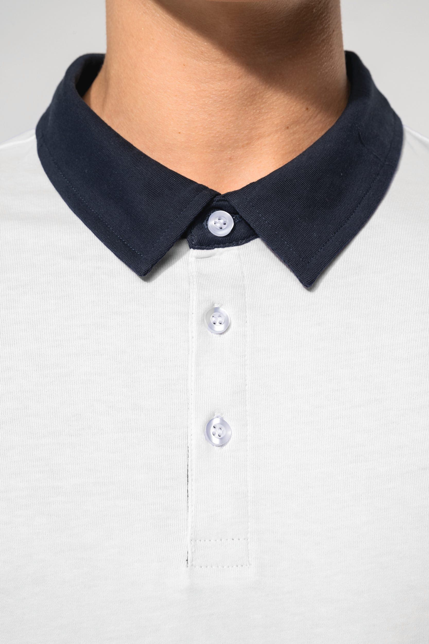 Polo jersey bicolore homme en situation