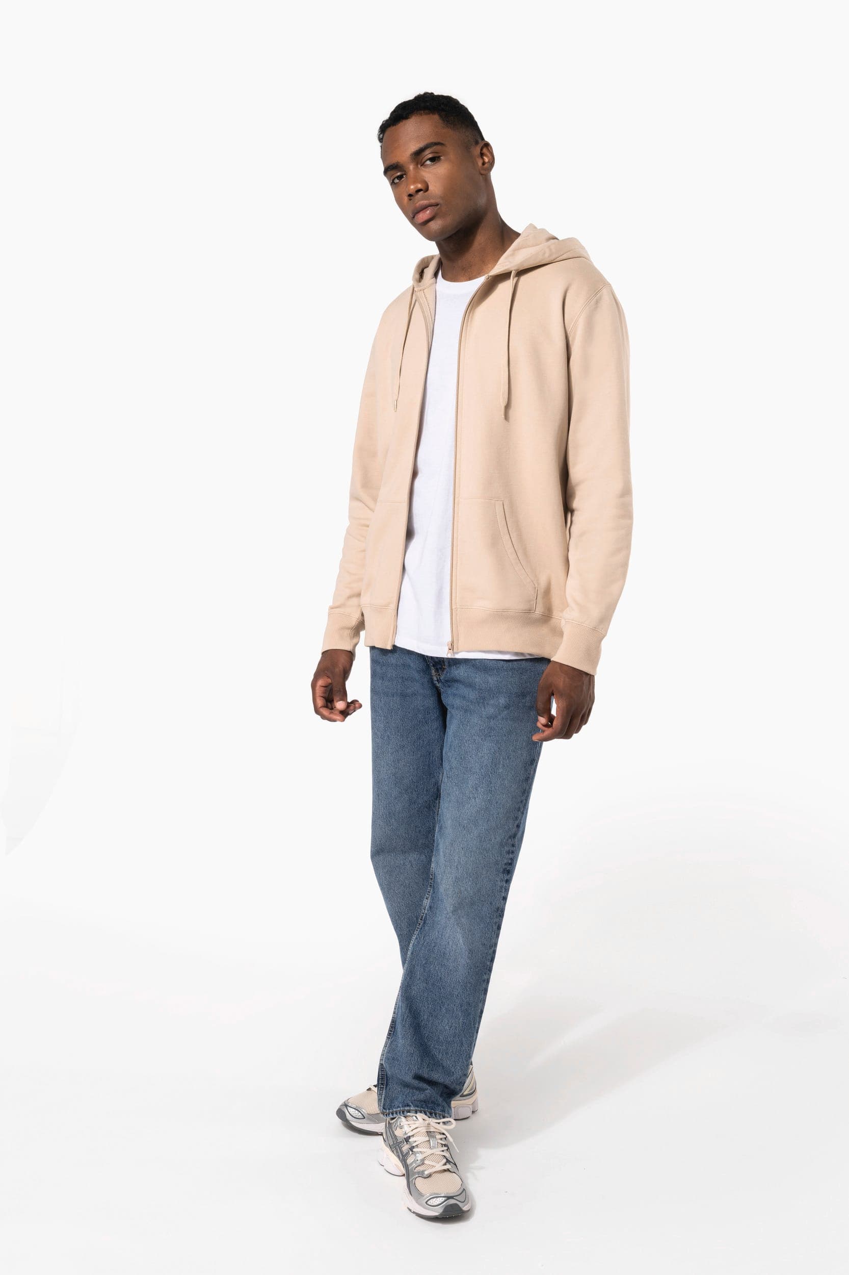 Sweat-shirt recyclé zippé à capuche unisexe en situation