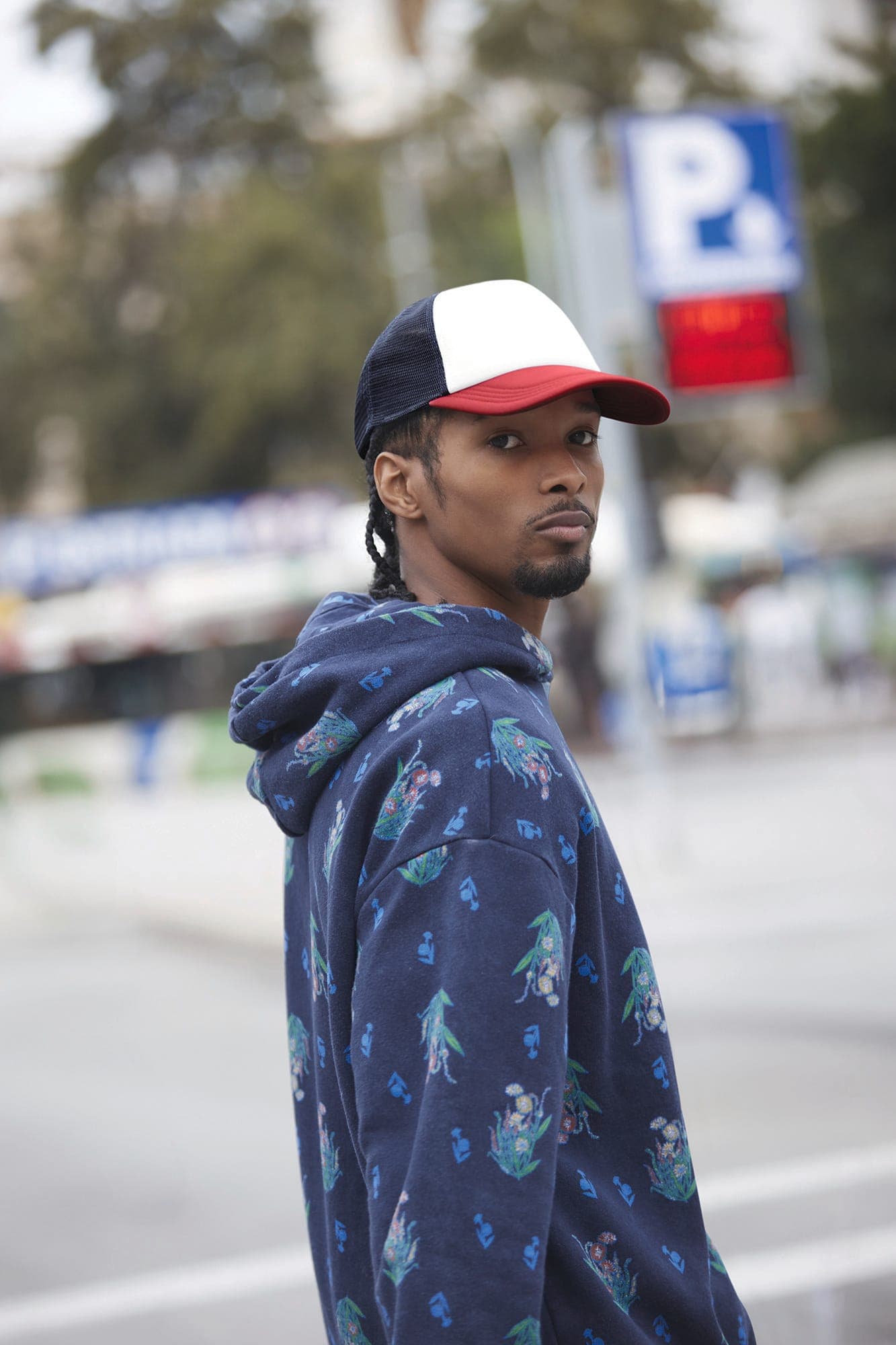 Casquette trucker 5 panneaux multicolor en situation
