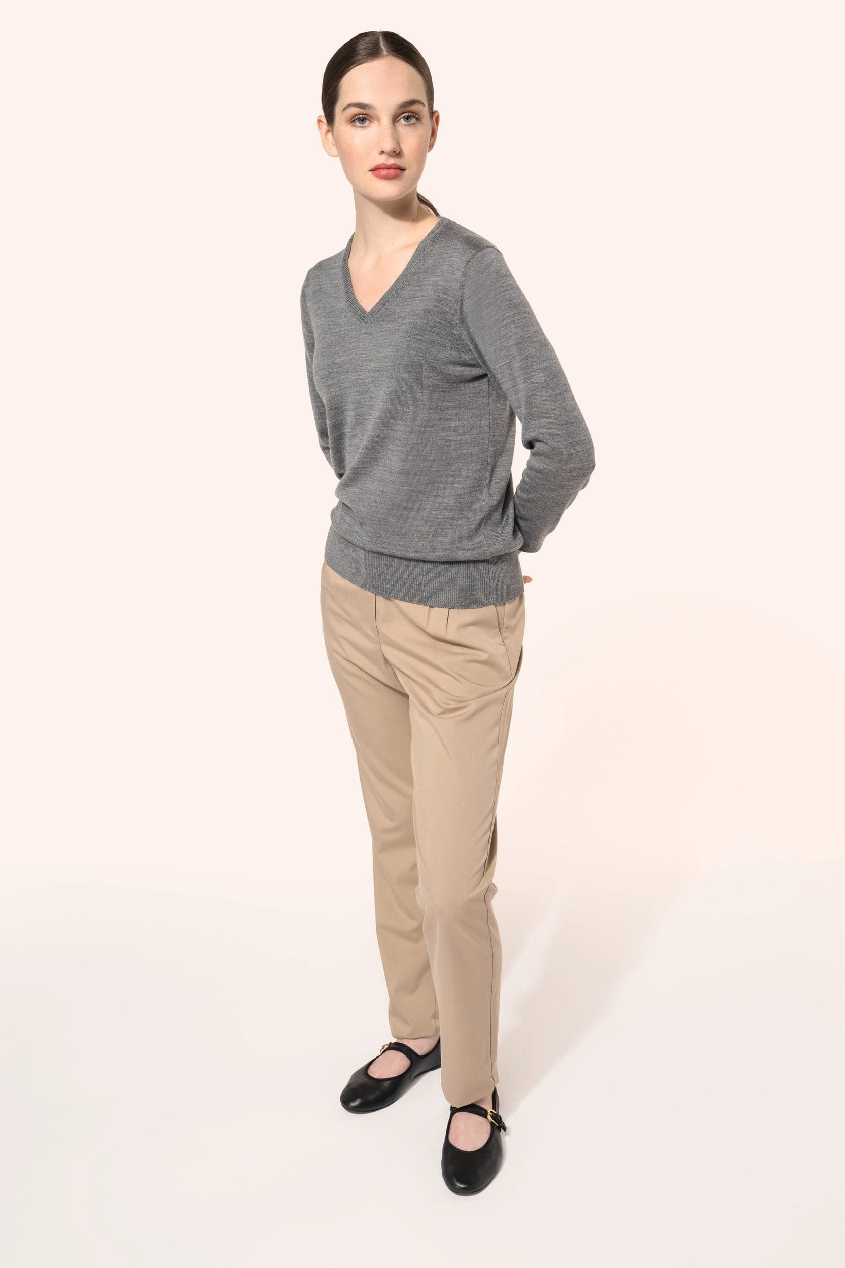 Pull Mérinos col V femme en situation