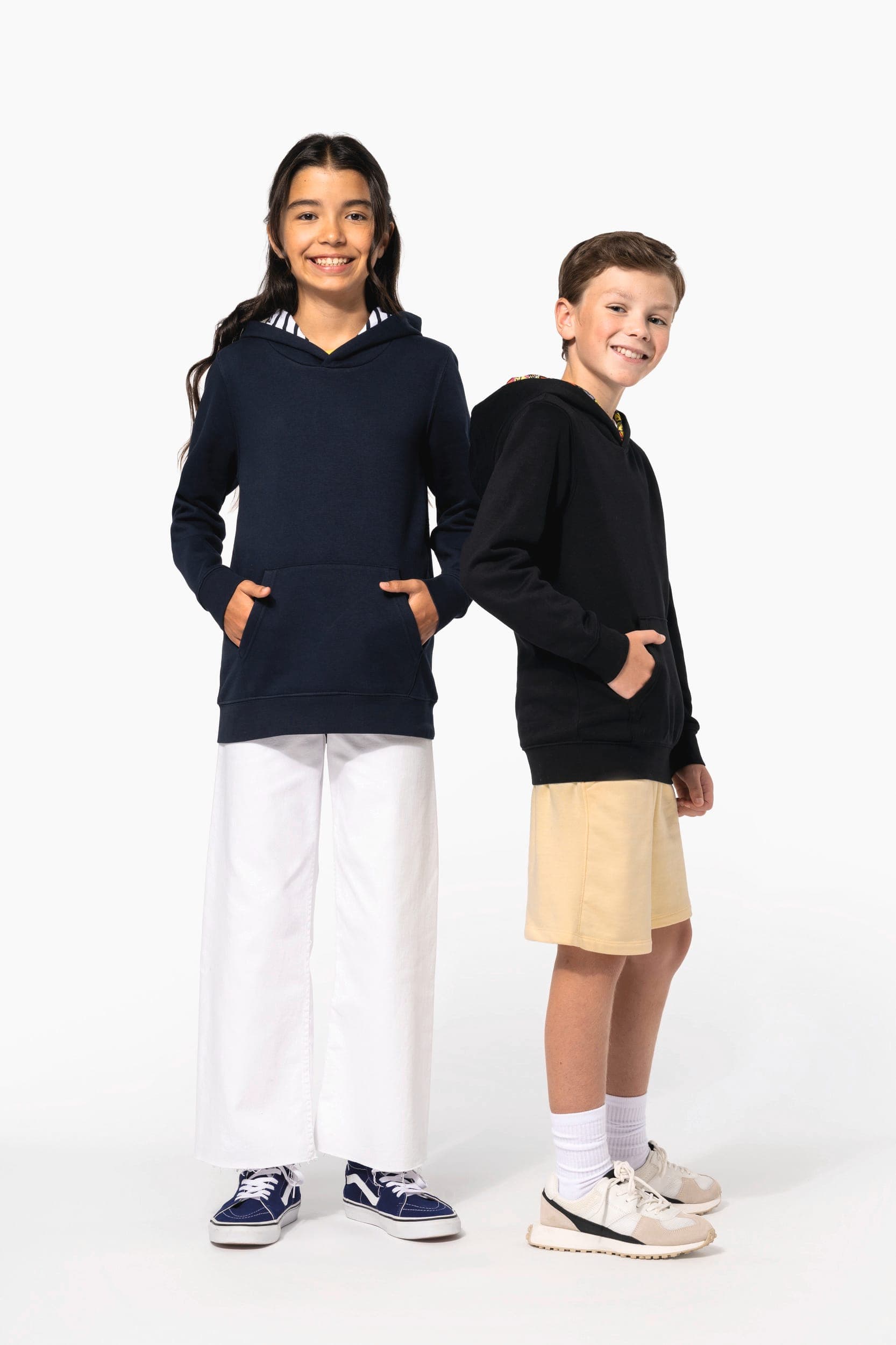 Sweat-shirt à capuche contrastée à motifs enfant unisexe en situation