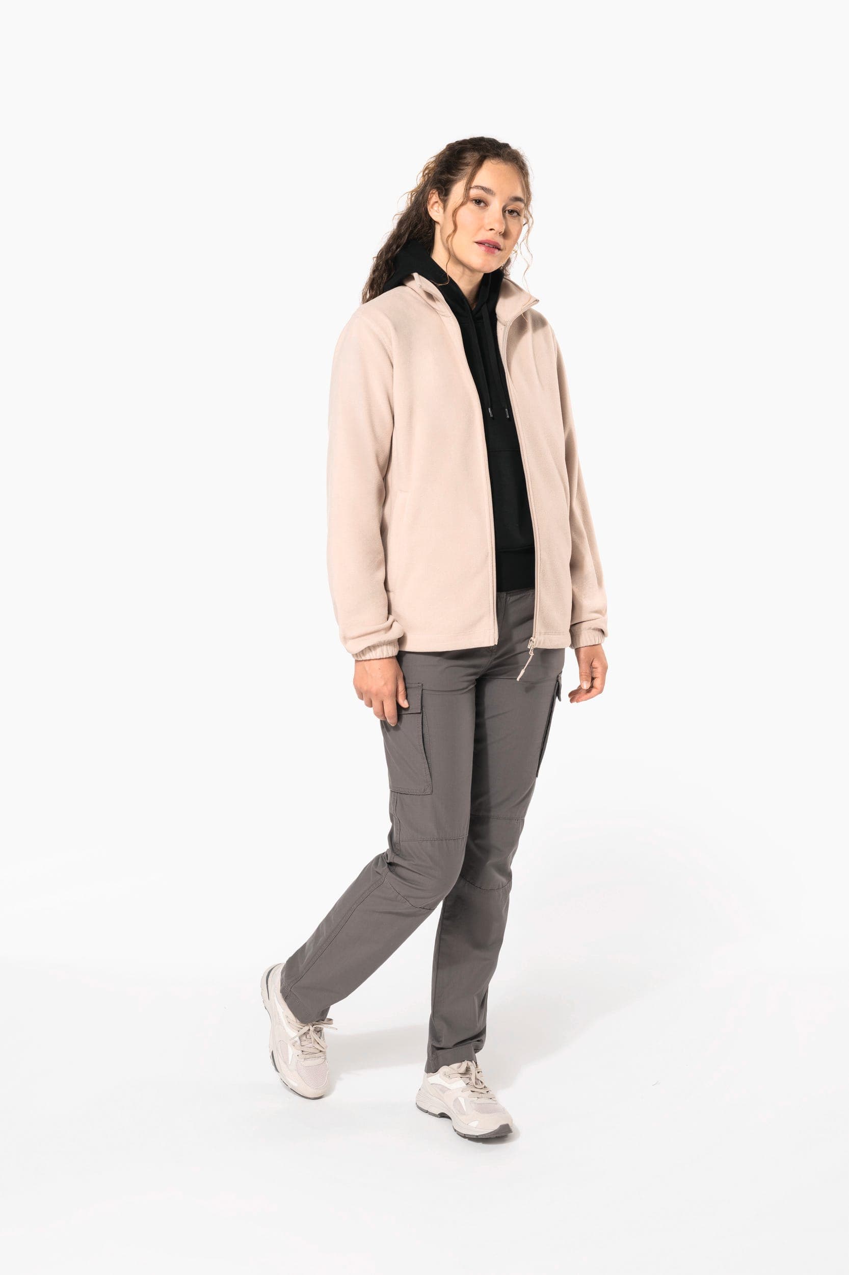 Veste polaire ajustable à poignets élastiqués en situation