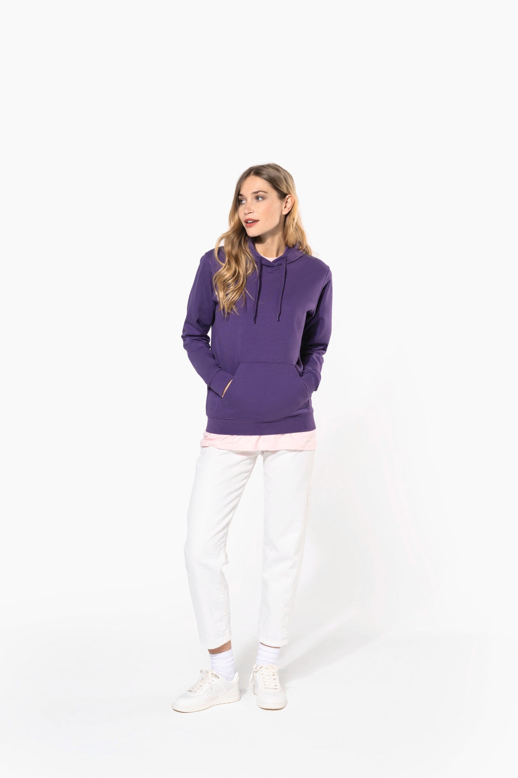 Sweat-shirt capuche femme en situation