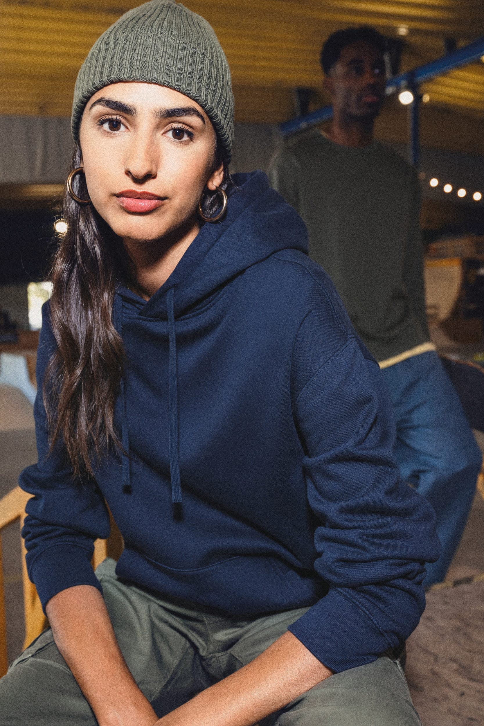 Sweat-shirt écoresponsable à capuche à épaules tombantes molleton gratté unisexe en situation