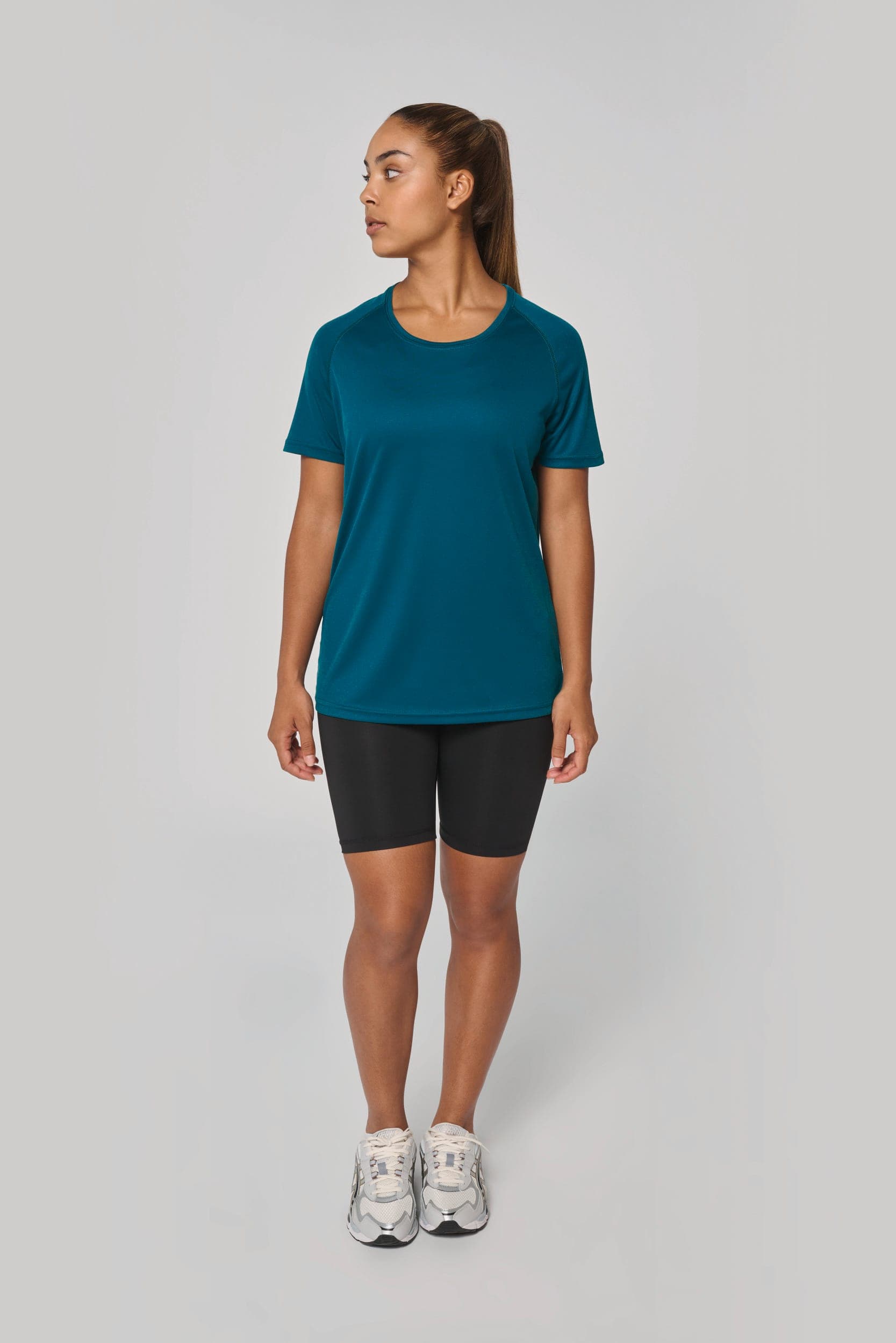 T-shirt de sport à col rond recyclé femme en situation