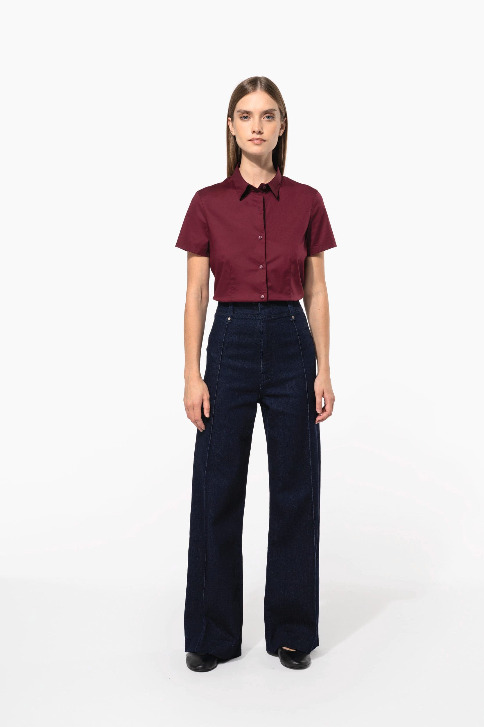 Chemise coton / élasthanne manches courtes femme en situation