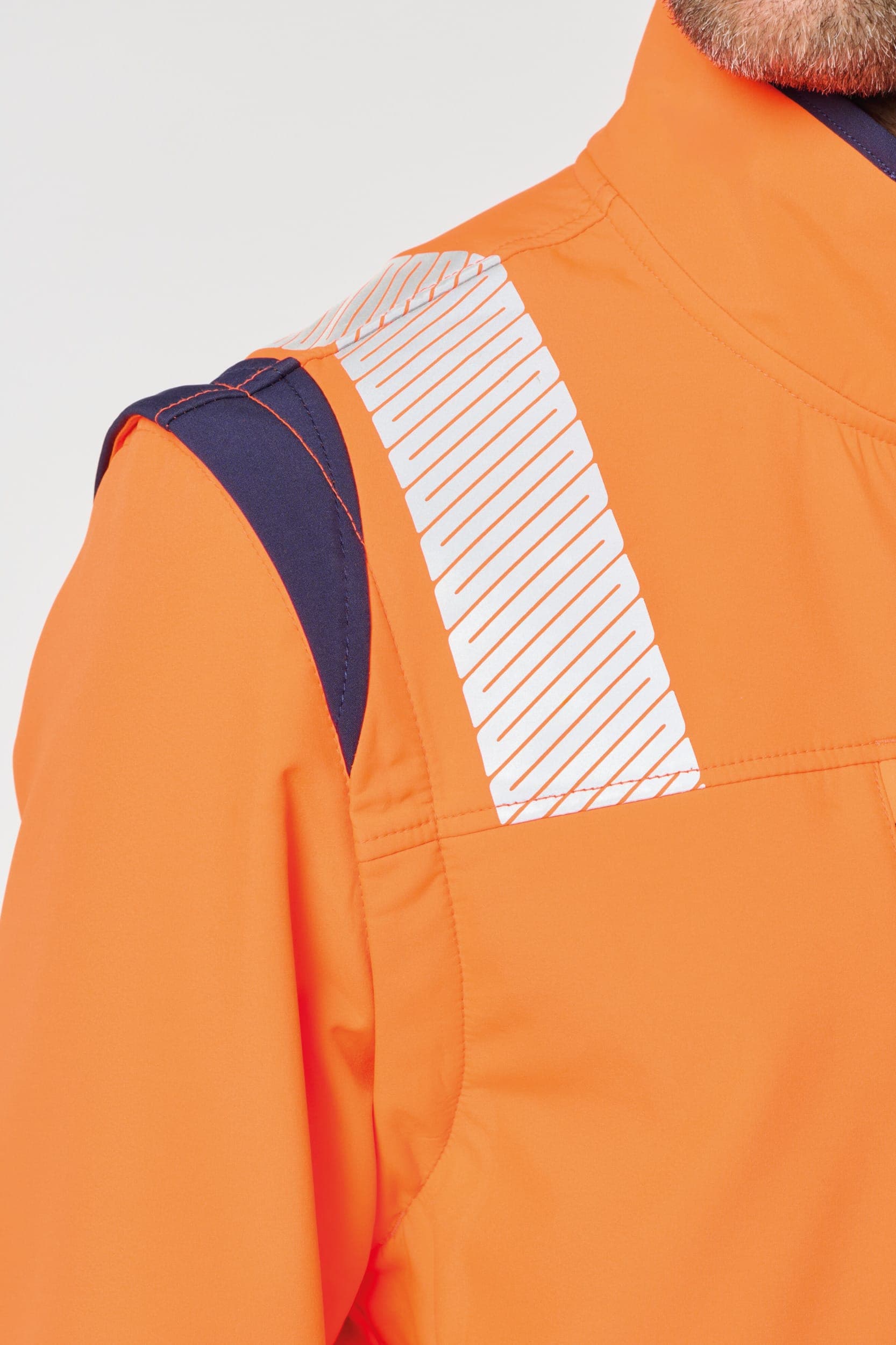 Veste softshell de sécurité recyclée avec manches détachables unisexe en situation