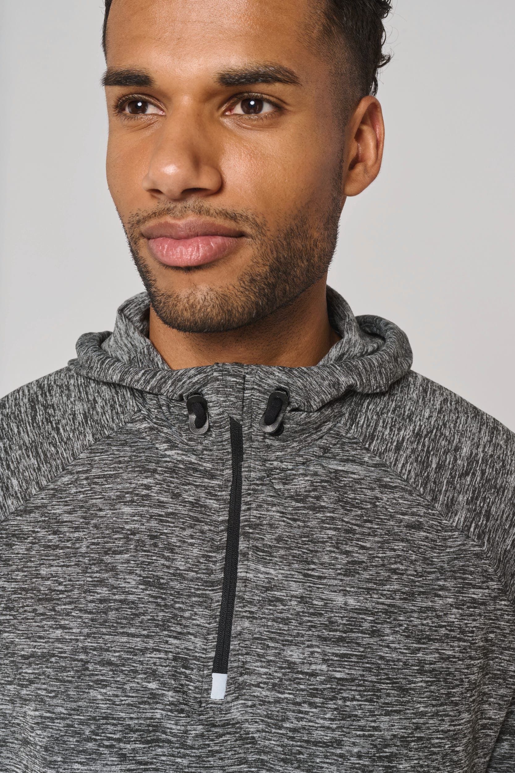 Sweat-shirt à capuche 1/4 zip sport unisexe en situation
