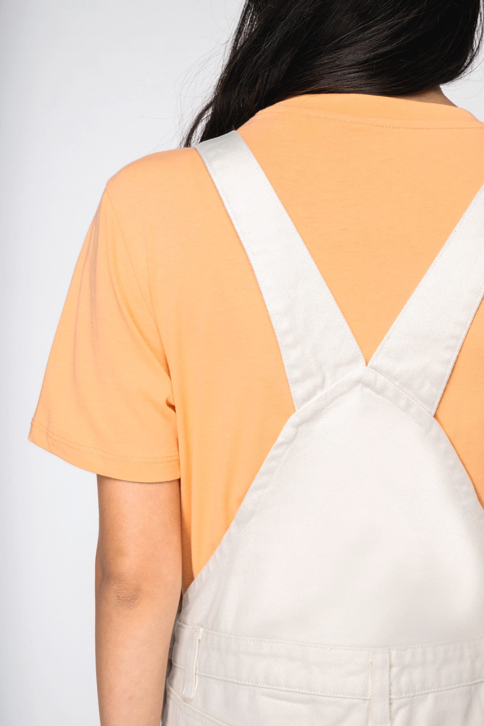 Robe salopette écoresponsable femme en situation