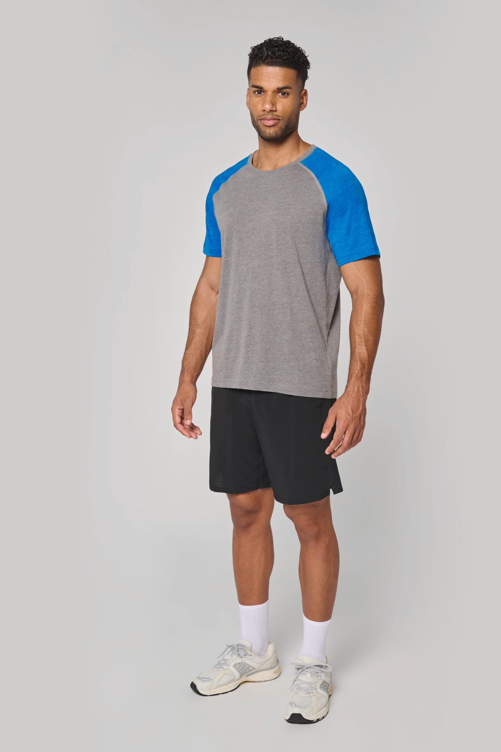 T-shirt triblend bicolore sport manches courtes unisexe en situation
