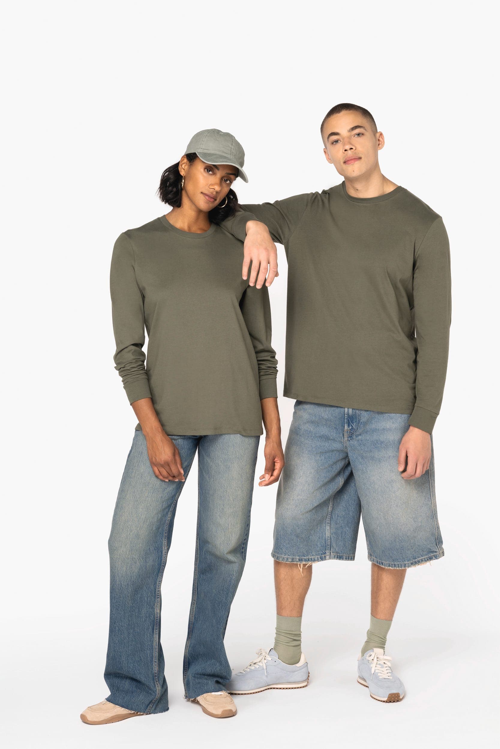 T-shirt écoresponsable manches longues unisexe en situation